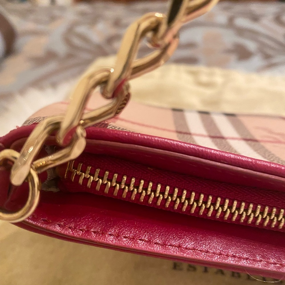 Burberry Haymaker Wristlet w/ Gold Chain COA - Picture 6 of 11
